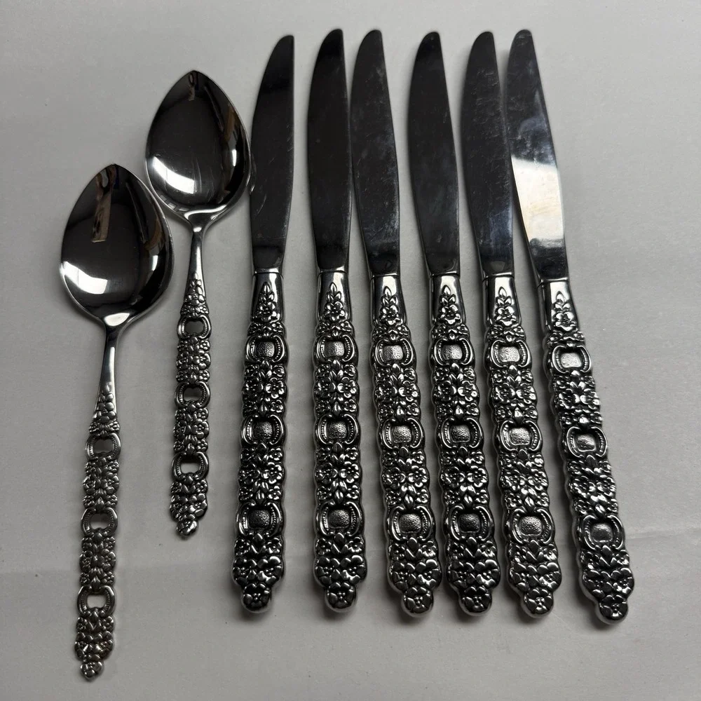8 Oneida Viola Voila Dinner Knives Spoons Soup Community Flatware Silverware